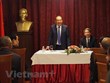 Le vice-Premier ministre Truong Hoa Binh rencontre des Vietnamiens en Bulgarie