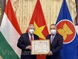 Les  responsables  de l'Association d'amitié Hongrie-Vietnam à l'honneur
