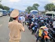 La police de Dong Nai encadre le retour de 20.000 personnes vers leurs localités d'origine