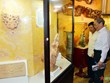 Des antiquités avec des images de dragon exposées à Ho Chi Minh-Ville