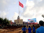 Inauguration d'un mât au drapeau sur l'île de Phu Quy