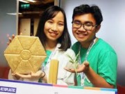 Des élèves produisent des briques à partir de déchets plastiques