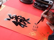 Demander une calligraphie aux jours du Têt, une coutume des Vietnamiens