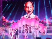 Spectacle artistique à Ho Chi Minh-Ville pour célébrer l'anniversaire de la fondation du Parti 