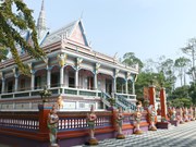 Une pagode khmère parée de tessons de céramiques multicolores à Soc Trang