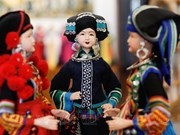 Le peintre Nguyen Hoang Anh se passionne pour la confection des costumes ethniques pour poupées