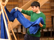 Le jeune Nguyen Duc Huy et sa passion pour des tissus teints naturellement