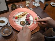 L'art de la grillade japonaise dans un restaurant étoilé Michelin rappelle le "bun cha" vietnamien