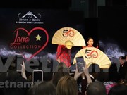 L’Ao dai, tunique traditionnelle des femmes vietnamiennes, présentée à Londres