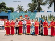 Une grande fresque en céramique représente l'amitié entre le Vietnam et l'Allemagne