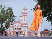 La première dauphine de Miss Vietnam 2010 découvre des sites célèbres de Tay Ninh