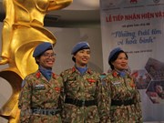 Des Casques Bleus vietnamiennes offrent des objets au Musée des femmes