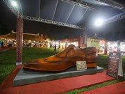 Une chaussure en cuir tape-à-l’œil au Festival des villages artisanaux