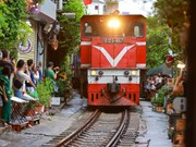 Vie trépidante dans la "rue du train" à Hanoï après l'épidémie de COVID-19
