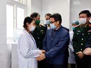 COVID-19 : le vice-PM Vu Duc Dam rend visite aux volontaires aux tests du vaccin Nano Covax