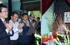 Le chef de l'Etat brûle de l'encens en mémoire du Président Ho Chi Minh