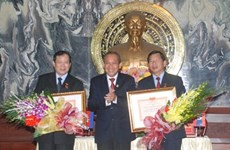 Remise de l’insigne «Pour la cause du tribunal» à des responsables laotiens et cambodgiens