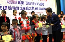Remise de bourses aux enfants en difficulté à Ha Giang