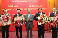 Le Vietnam honore certains responsables laotiens