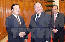 Le vice-PM Nguyen Xuan Phuc appuie les projets d'investissement du Vietnam au Laos 