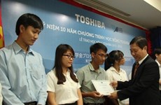 Toshiba attribue des bourses d'études à HCM-Ville