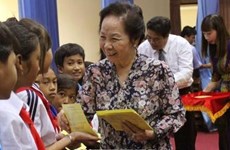 La vice-présidente Nguyên Thi Doan remet des bourses à des enfants démunis de Soc Trang