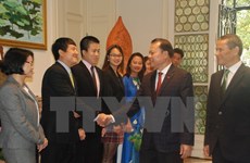 Le vice-Premier ministre Vu Van Ninh se rend à l’ambassade du Vietnam en Belgique