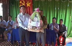 Remise de cadeaux aux Khmers en l'honneur de la fête Sene Dolta