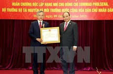 L’Ordre de l’Indépendance du Vietnam pour un ministre laotien 