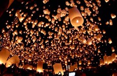 La première fête thaïlandaise des lanternes Loi Krathong au Vietnam
