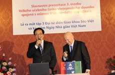 Publication du 3e volume du grand dictionnaire tchèque-vietnamien