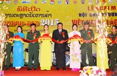 Une centaine d’entreprises à la foire commerciale Vietnam-Laos 2015 