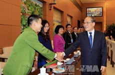 Le Président de l’AN Nguyên Sinh Hùng rencontre de jeunes médecins