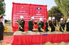Mise en chantier de la maison traditionnelle du Commandement militaire de Vientiane