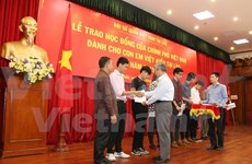 Remise de bourses d’étude à des Vietnamiens au Laos