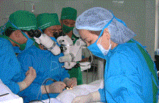 ​L'Australie continue de financer des soins ophtalmologiques à Ba Ria-Vung Tau