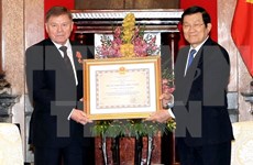Le président de la Cour suprême russe décoré par Truong Tan Sang 
