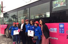 Un bus parcourt Hanoi pour la promotion de l'égalité des sexes auprès des jeunes