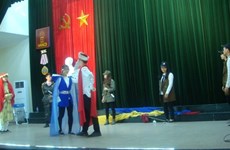 Des étudiants vietnamiens présentent le spectacle Amphitrychou