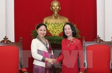Des femmes laotiennes reçues par un responsable vietnamien 