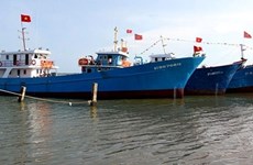 Quang Tri: Remise des bateaux de pêche en acier aux pêcheurs locaux