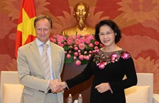 Nguyên Thi Kim Ngân reçoit des ambassadeurs européens 