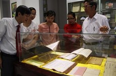 Exposition de livres sur la culture et l'histoire de Hue