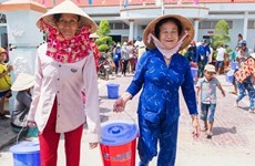 Des aides matérielles remises aux femmes démunies au Nam Bô occidental