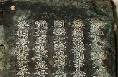 Découverte d’un ancien manuscrit en bronze à Hà Tinh