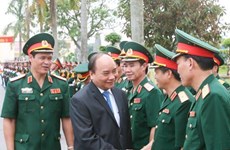 Le PM Nguyen Xuan Phuc travaille avec les cadres et soldats de la 3e zone militaire