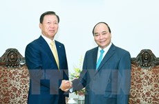 Le Premier ministre reçoit des responsables de groupes sud-coréens à investir au Vietnam