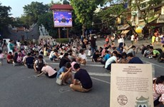 Des jeux traditionnels dans les rues piétonnes à Hanoï