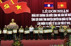 Le Laos décore des volontaires et experts vietnamiens