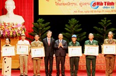 Le Laos décore des volontaires et experts de la province de Ha Tinh